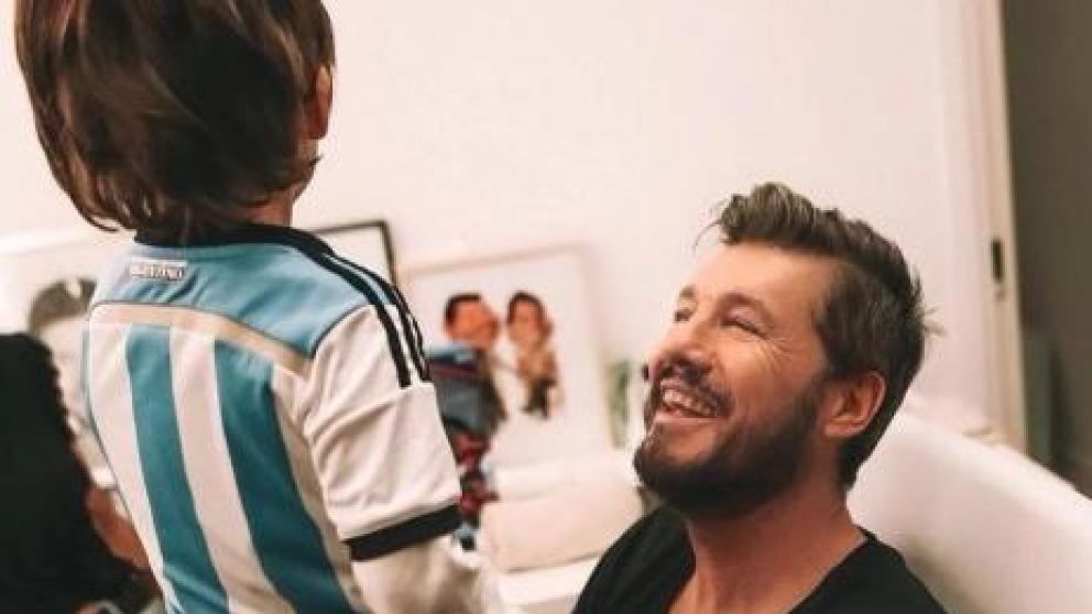 El conductor y el pequeño se divierten.