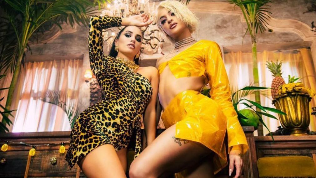 La cantante y la drag queen, súper sensuales.