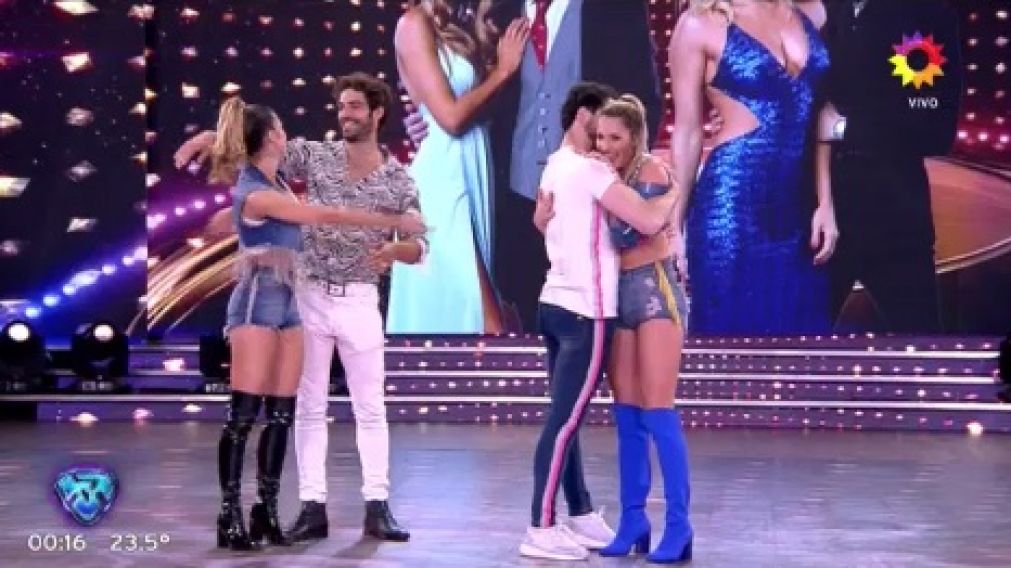 Mica le ganó en el teléfono.
