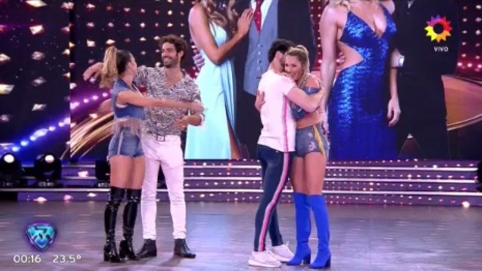 Mica le ganó en el teléfono.