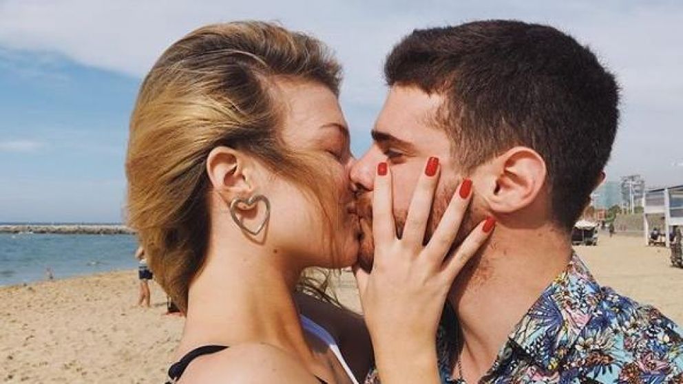 La provocativa imagen de la pareja millennial. 