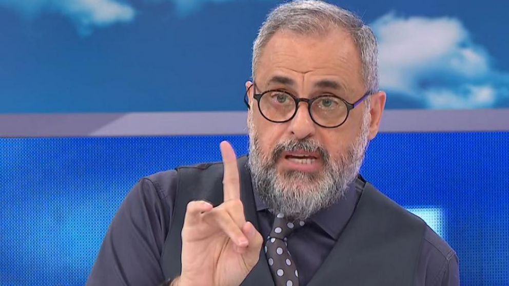 Lo anunció luego de semanas de misterio, rumores y chicanas.