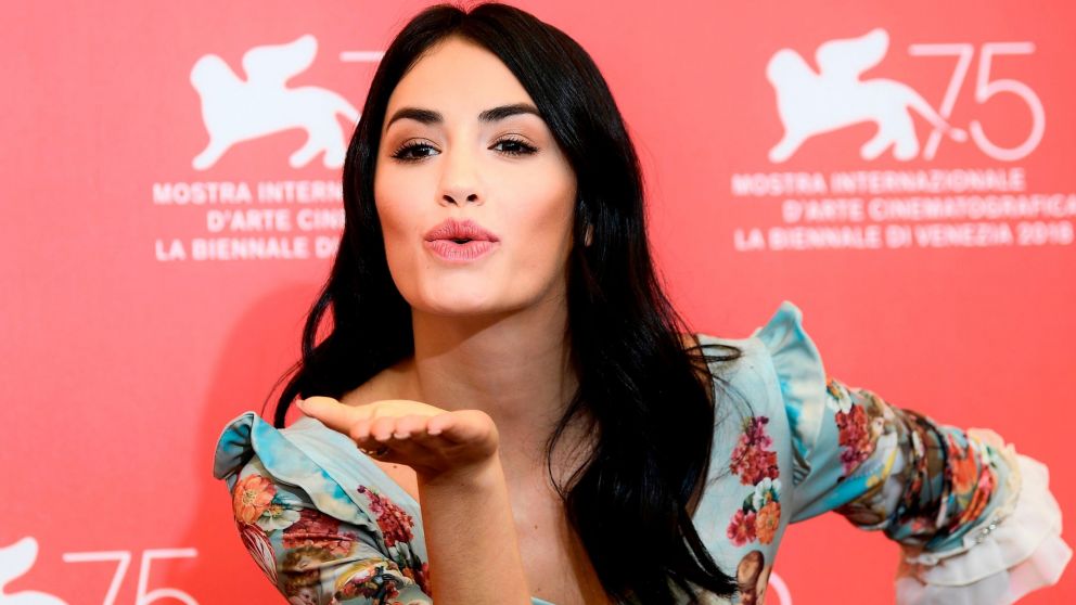 La actriz y cantante, súper sensual en el festival (AFP)