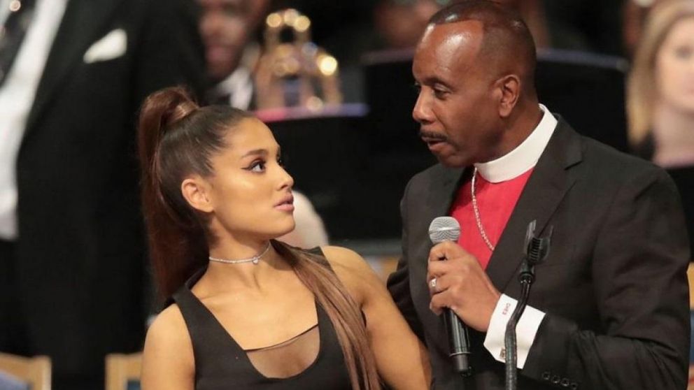 La joven, sorprendida por la actitud del obispo.