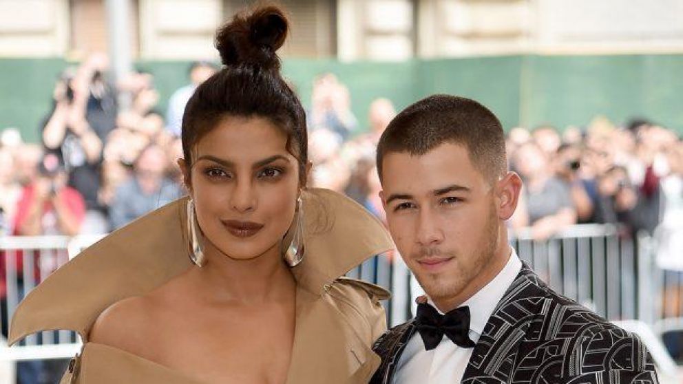 El cantante y la actriz india, se comprometieron.