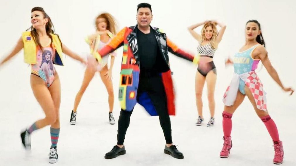 El mediático se lanzó como cantante con un tema dedicado a Marcelo Tinelli