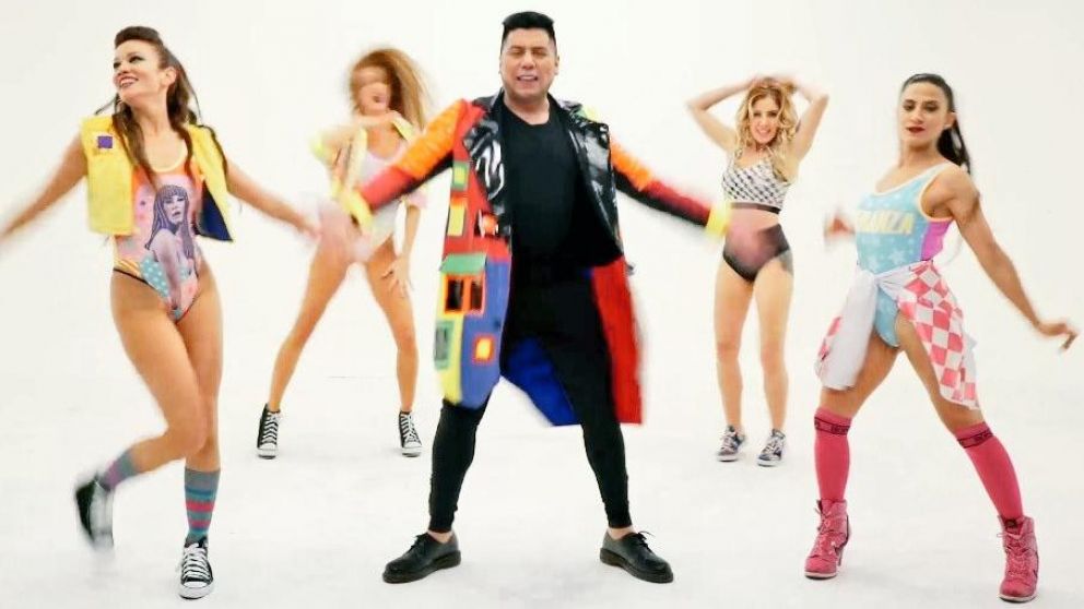 El medi�tico se lanz� como cantante con un tema dedicado a Marcelo Tinelli