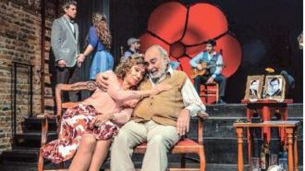 Los actores, en un obra de Ariadna Asturzzi