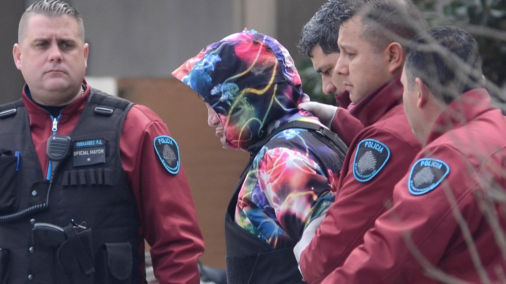 Así era llevado hacia Ezeiza el cantante de Viejas Locas.(Fernando Pérez Re).
