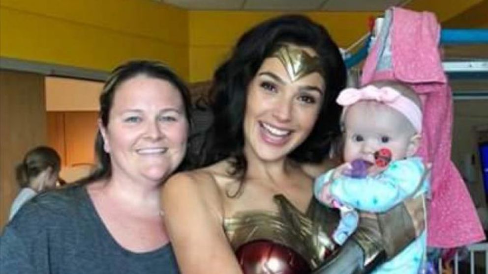 La actriz visitó a niños con cáncer vestida de "Mujer Maravilla"