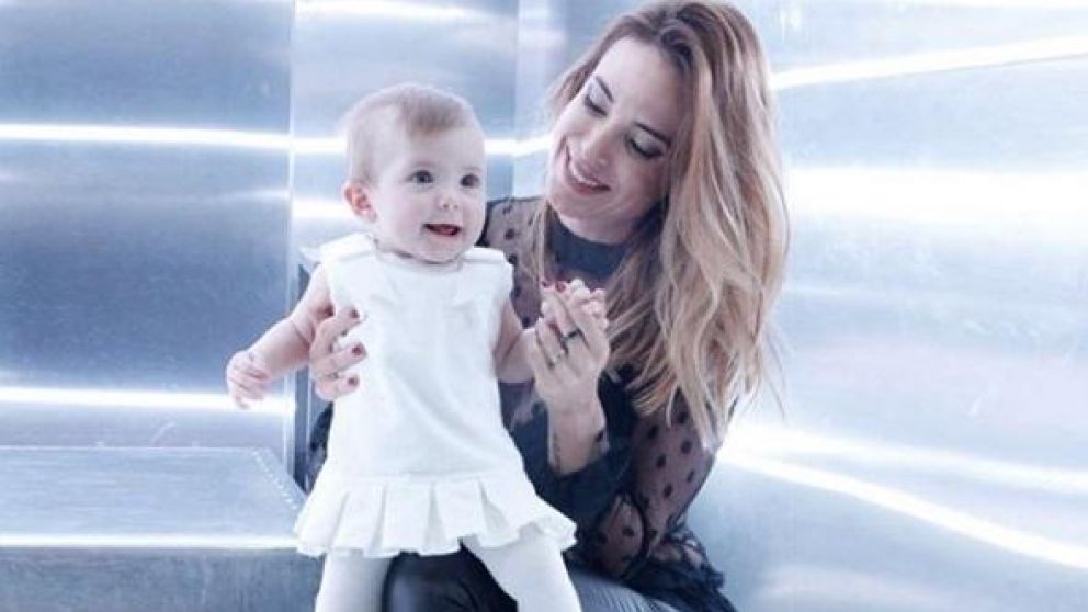 El dulce film de la modelo junto son su beba.