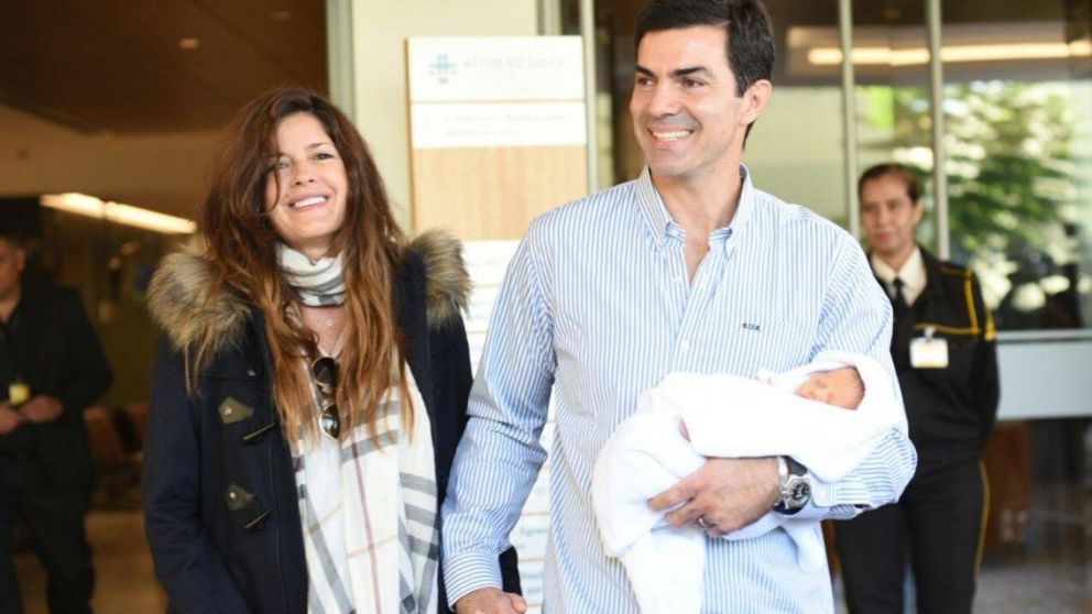 La actriz y el gobernador muy felices en el bautismo de su beba.