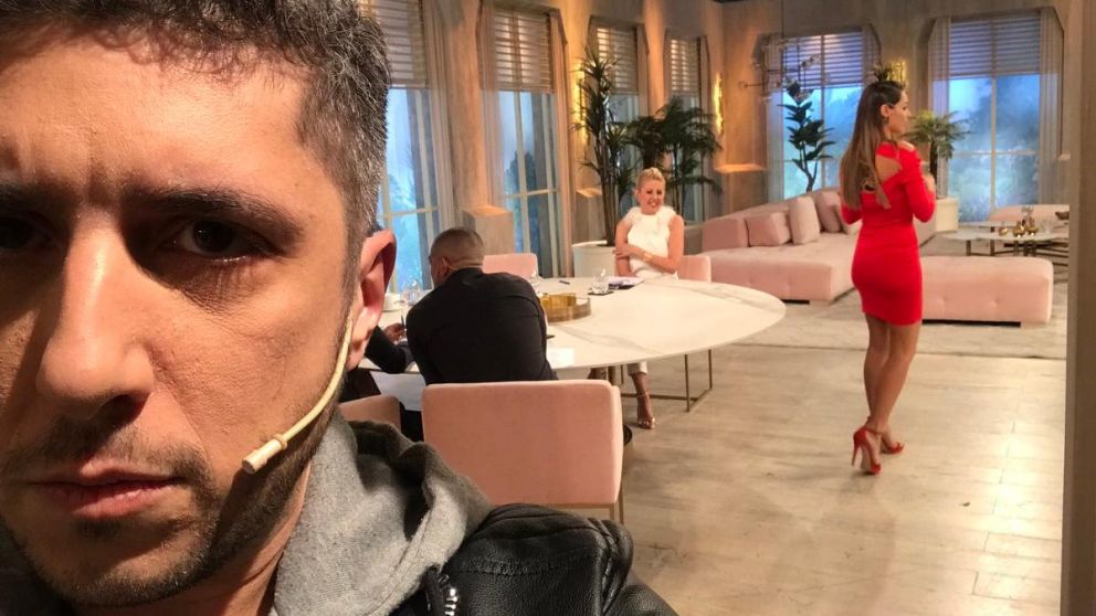 Enojado con la modelo y la producción de su programa