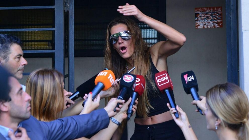 Natacha Jaitt, en la puerta de su casa (Jonatan Moreno - Diario Crónica)