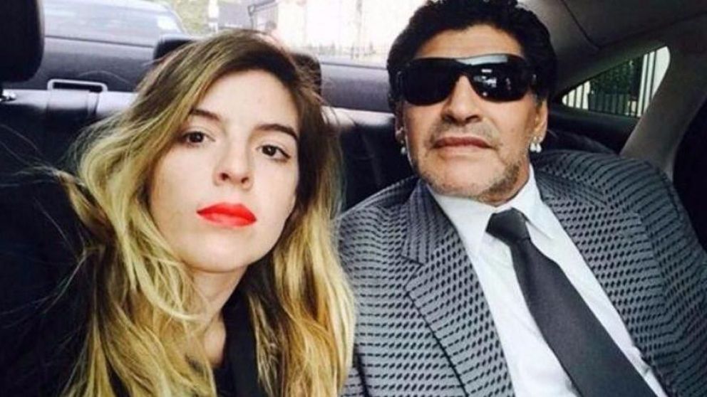 La hija del Diez salió con los tapones de punta
