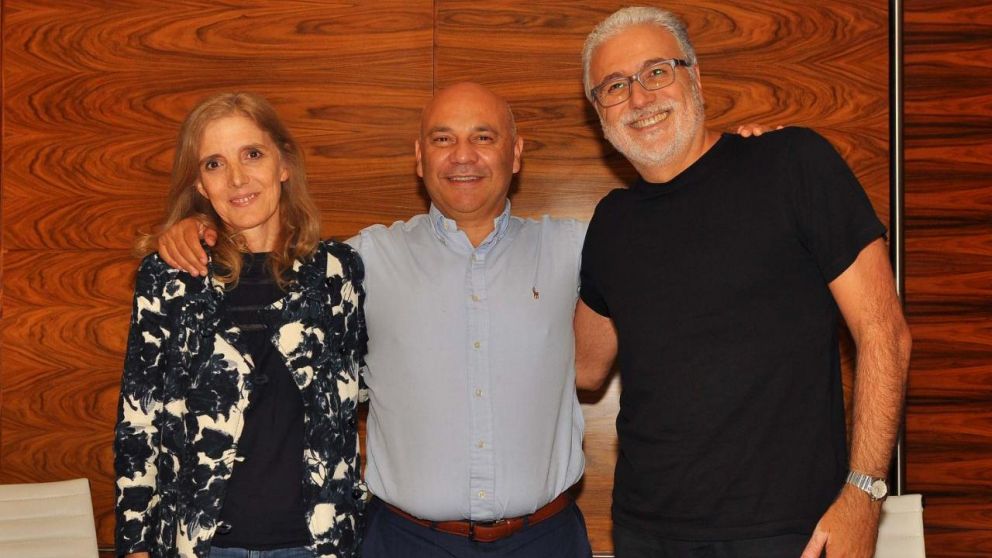 Raúl Olmos, con Bernarda Llorente y Claudio Villarruel, tras la firma del contrato (Fernando Pérez Re - Crónica).