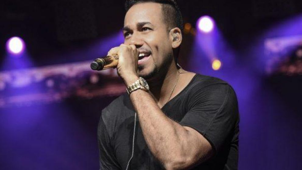 Romeo Santos llevó la mano de una fan a su pene