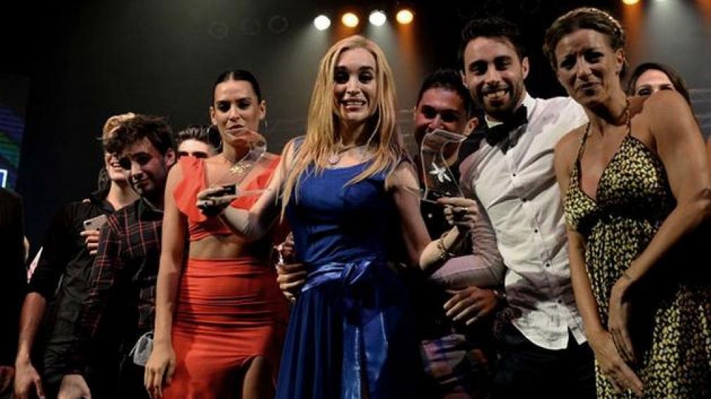 La humorista posa con sus premios (Gentileza QUÉ Digital)