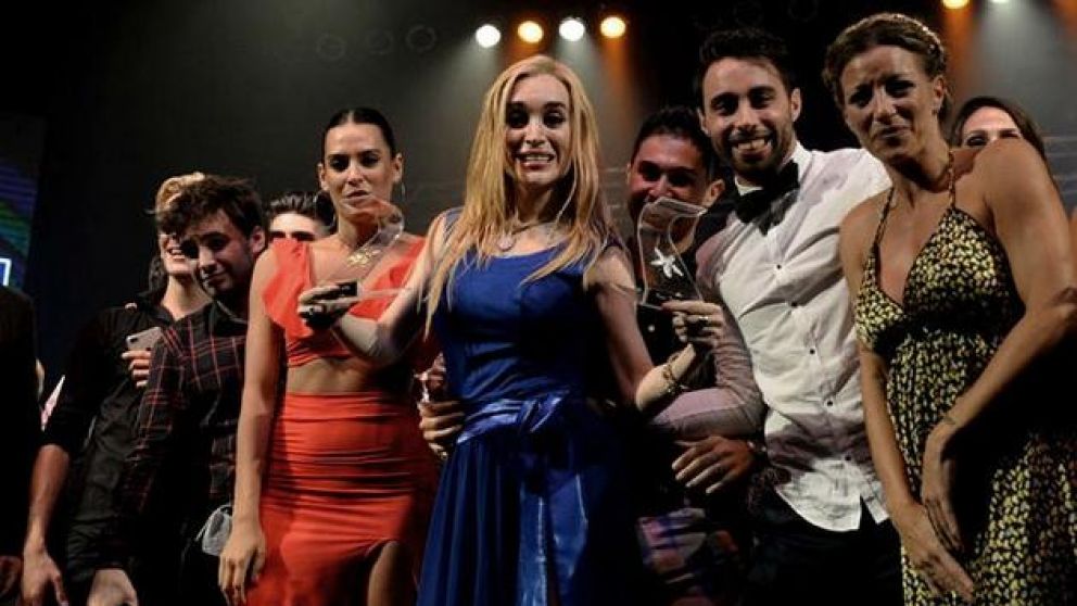 La humorista posa con sus premios (Gentileza QUÉ Digital)