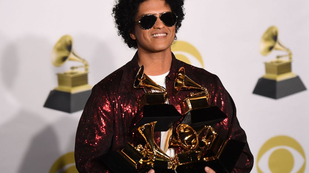 Bruno Mars convierte el "Puente de la Mujer" en el epicentro mundial del romance