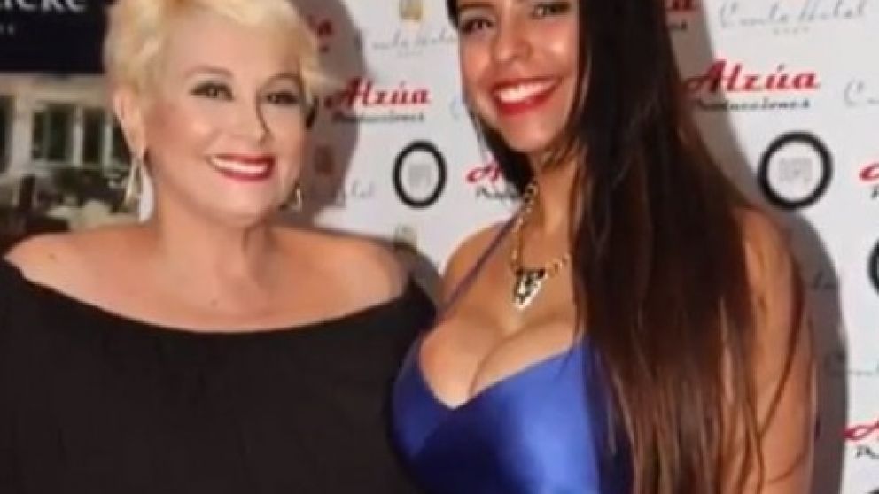 Romina Arias junto a Carmen Barbieri en la presentación de la obra.