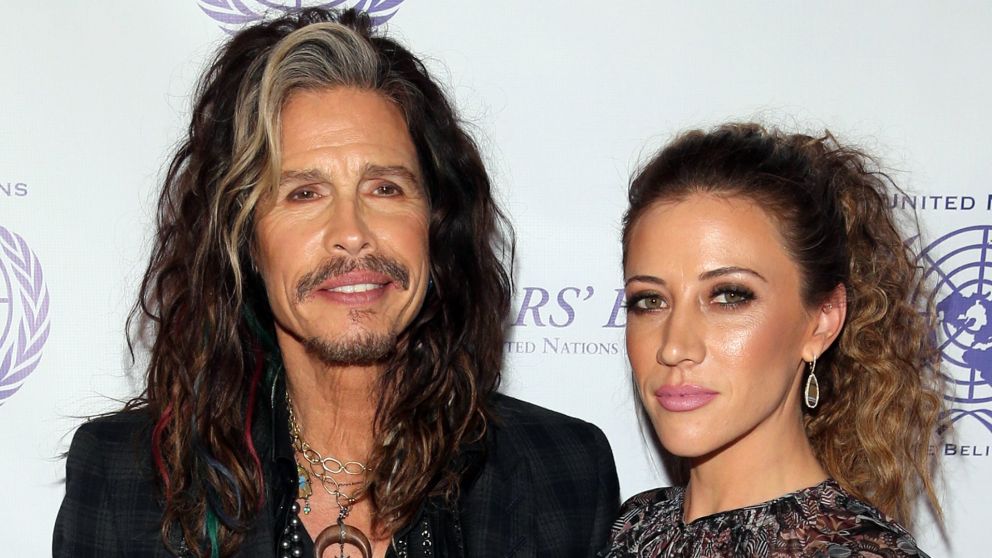 Steven Tyler, a los besos con su novia de 29