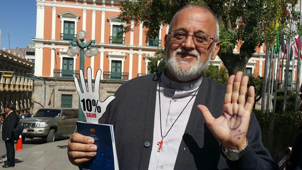 El padre Mateo Bautista lanza su libro.