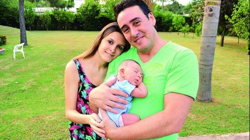 El artística en familia, con su hijo Benicio y su esposa Jennifer