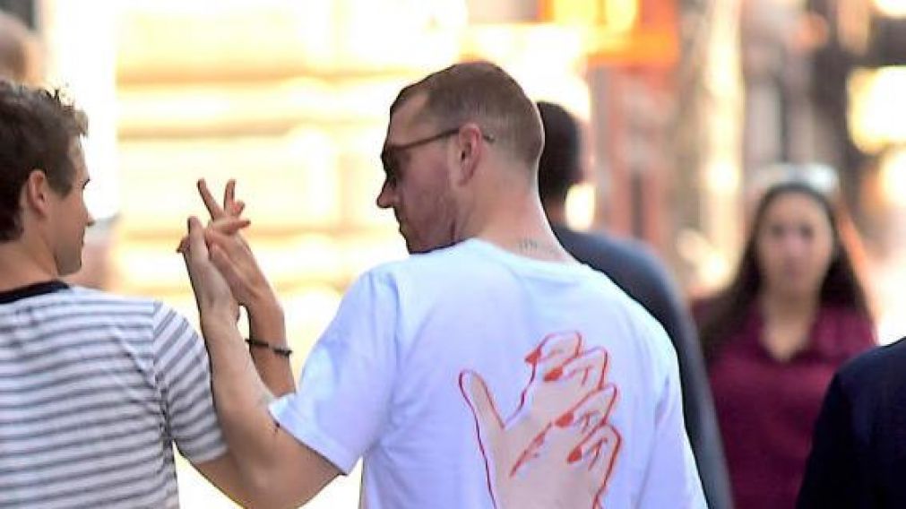 Sam Smith a los besos en la calle con famoso actor