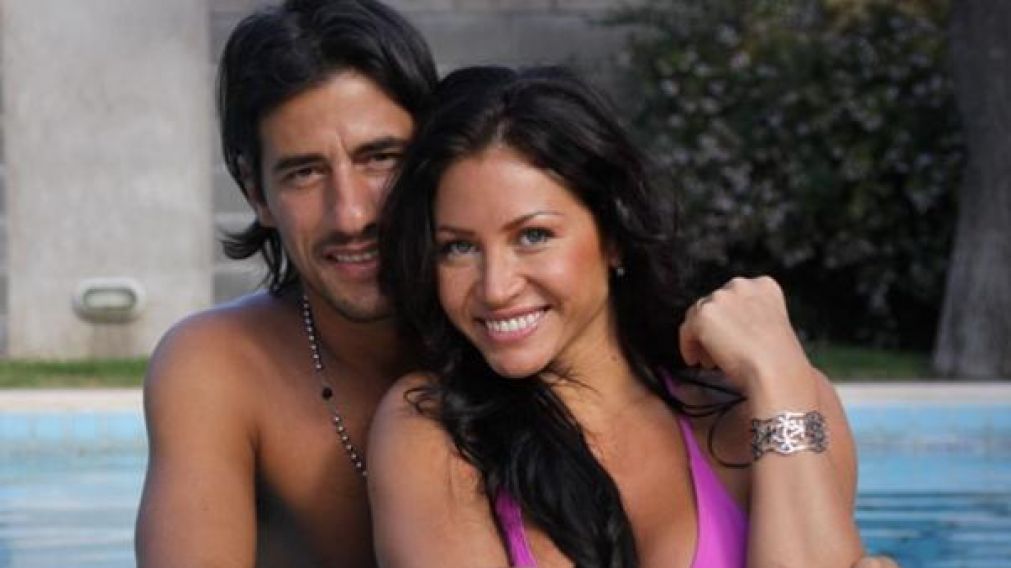 La pareja espera feliz a su primer hijo.