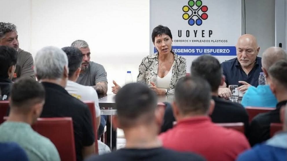 Quilmes y el gremio del Plástico fortalecen vínculos en un encuentro encabezado por Mayra Mendoza