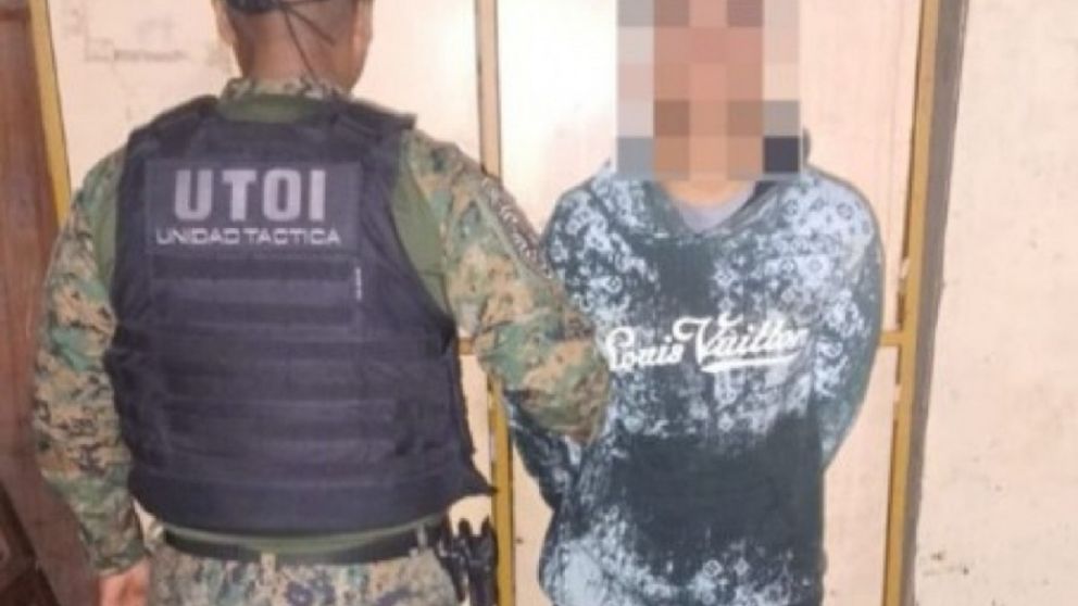 Robaron un auto, escaparon y se ocultaron en una obra: los agarraron