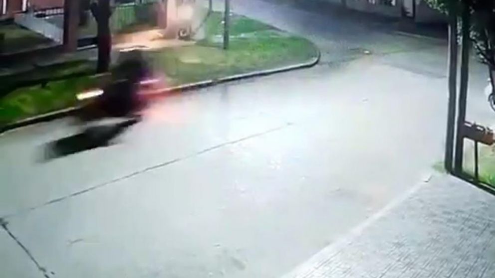 Murió una joven tras chocar con su moto: analizan si la perseguían ladrones