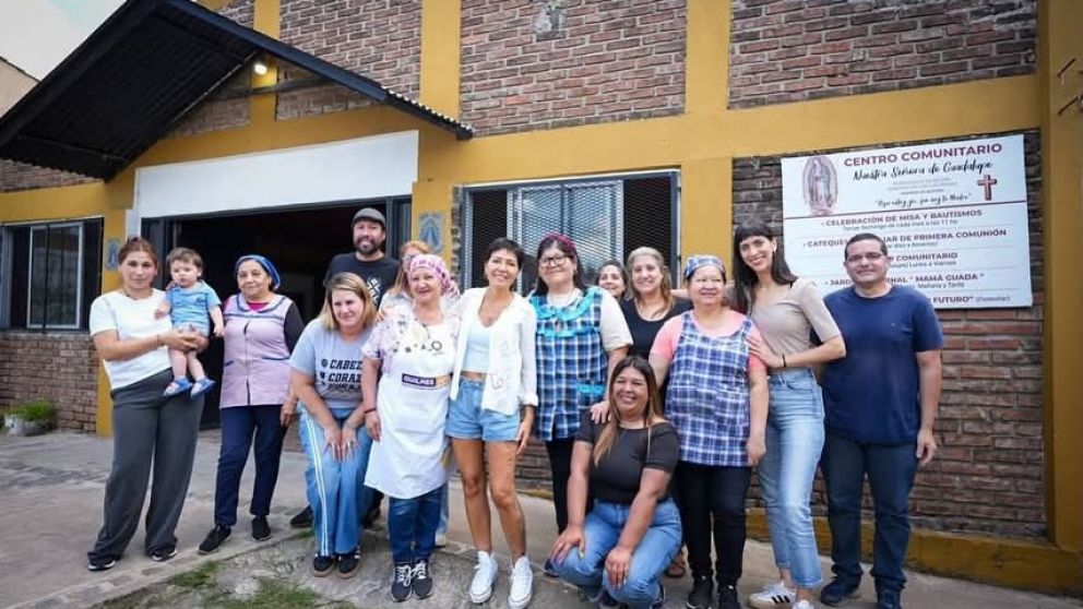 Mayra Mendoza entreg� equipamiento a un centro comunitario