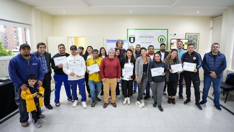 Entrega de carnets de manipulación segura de alimentos: "Es cuidar y un acto de compromiso con la ciudadanía"