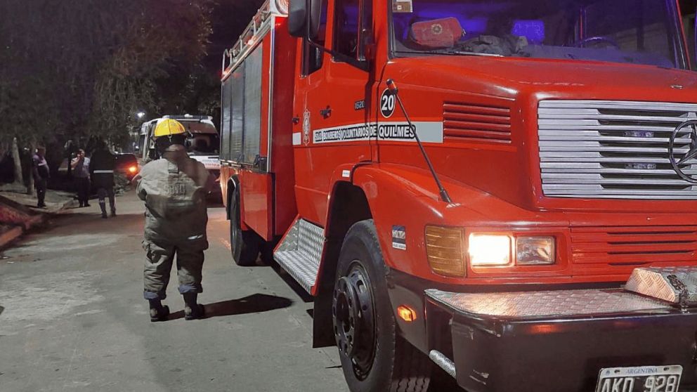 Incendio en una vivienda de Quilmes Este: una mujer fue asistida por inhalación de monóxido