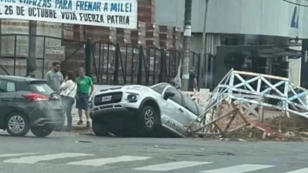 Ins�lito accidente en Quilmes: hizo una mala maniobra y cay� dentro del pozo de una obra