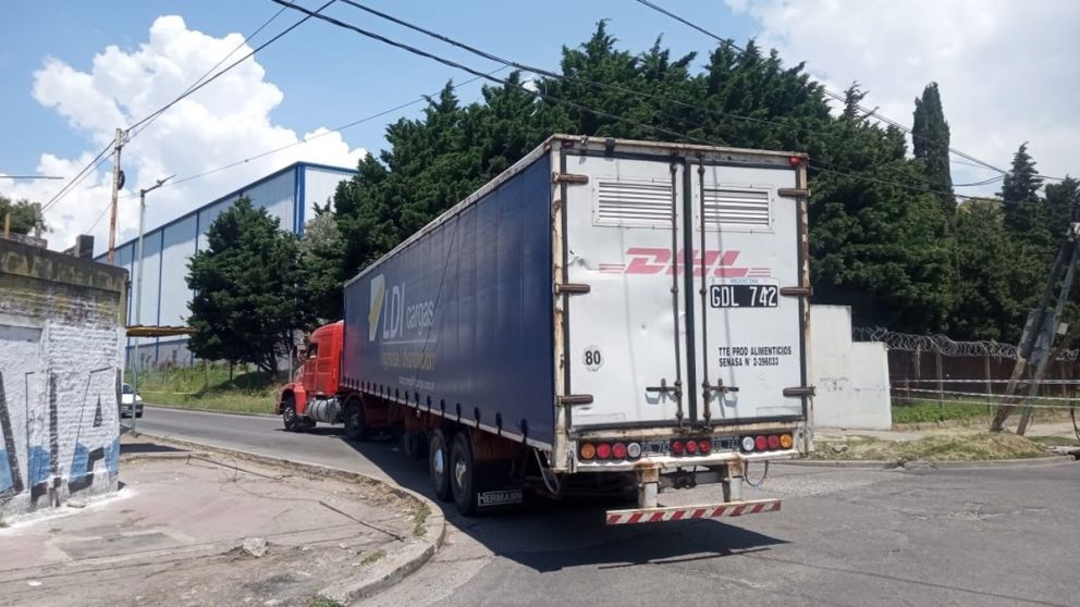 Caos y preocupación: un camión arrancó cables y dejó sin luz a todo un barrio