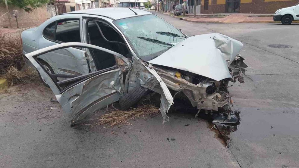 Impactante: un conductor chocó, derribó tres postes de luz y resultó herido