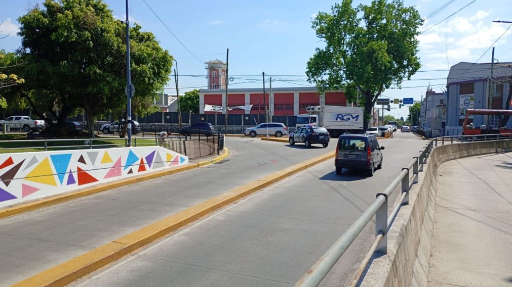 Caos vehicular en Bernal: complicaciones en el bajo v�as