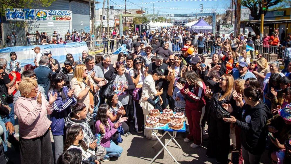 Mayra Mendoza encabezó los festejos por el aniversario del barrio La Paz