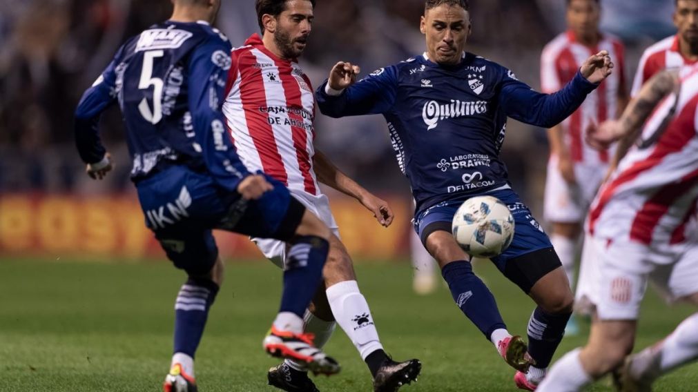 Quilmes mejoró tras asegurarse la permanencia e igualó ante San Martín de Tucumán