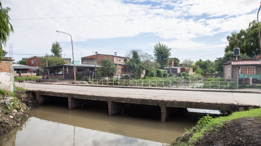 Tensión en Solano: se tiró al arroyo y debió ser rescatado