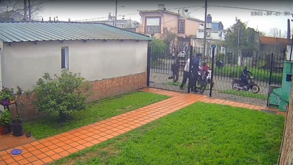 Quilmes: sal�a de su casa y cuatro motochorros le robaron