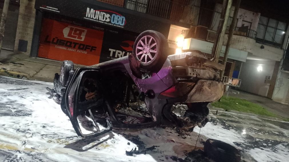 Tragedia evitada: volcó en Quilmes, el auto se incendió y escapó a segundos de ser alcanzado por las llamas
