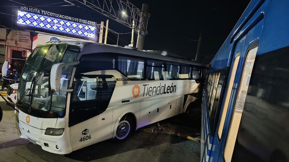 Choque entre un tren del Roca y un colectivo: al menos 12 heridos