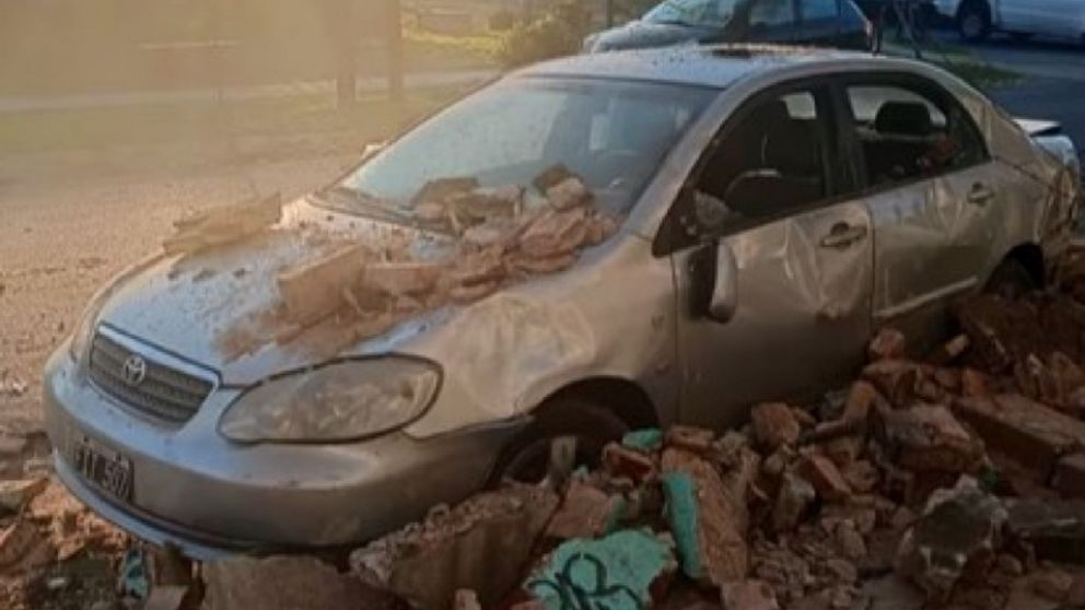 Se derrumbó parte del paredón de la terminal de la línea 22 y aplastó un auto