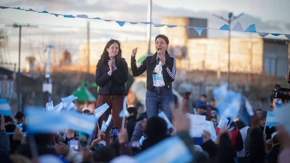 Mayra Mendoza cerró la campaña en Solano: "El país necesita la derrota de Milei y el triunfo de la dignidad"