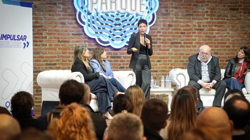 Mayra Mendoza y Cecilia Soler, junto a 200 referentes de Quilmes por el Día de la Industria