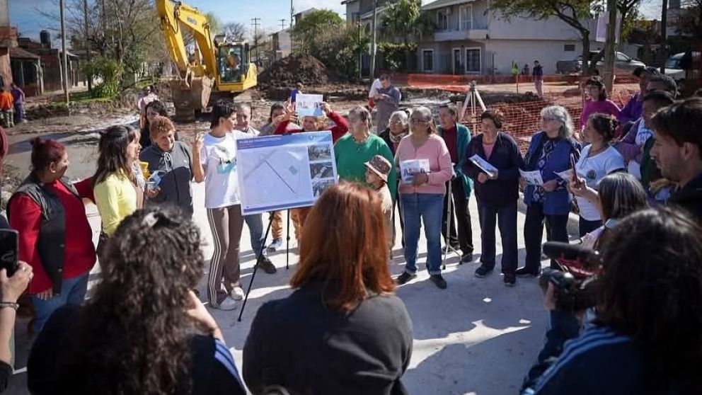 Mayra Mendoza recorrió obras en Solano: "Hay que poder decirle basta a Milei"